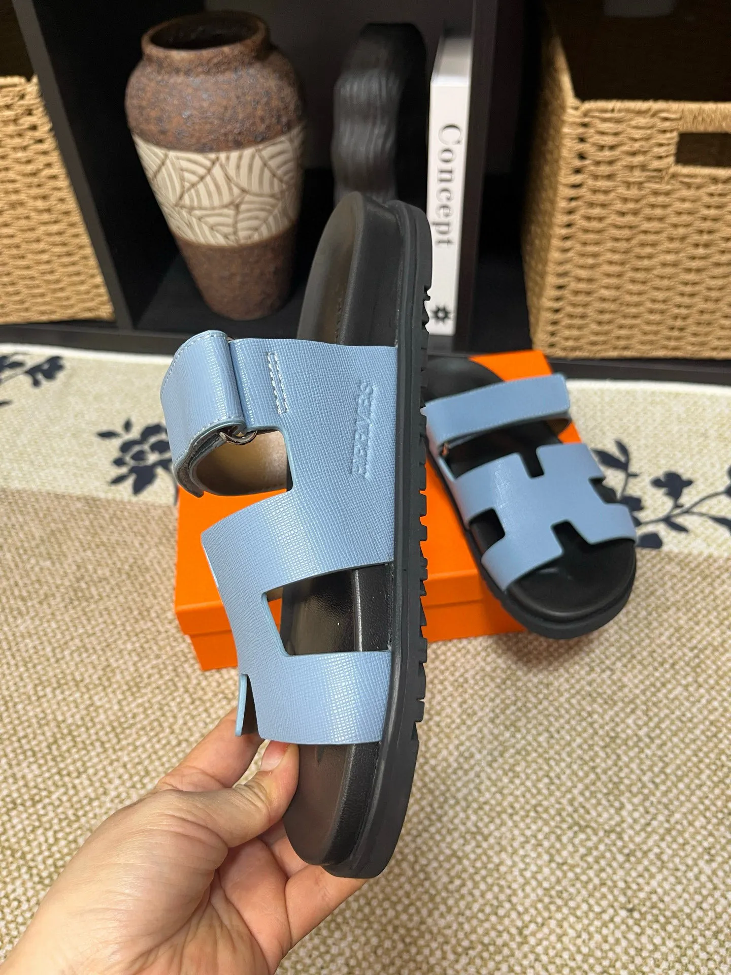 P300 Long-term stock Hermes men’s Kazimir slippers for couples - top quality woven calfskin functional sandals with intertwined uppers inspired by the “H” iconic pattern to create a casual look, perfect for summer. Imported cowhide + cowhide lining + TUP outsole Size: 35-46